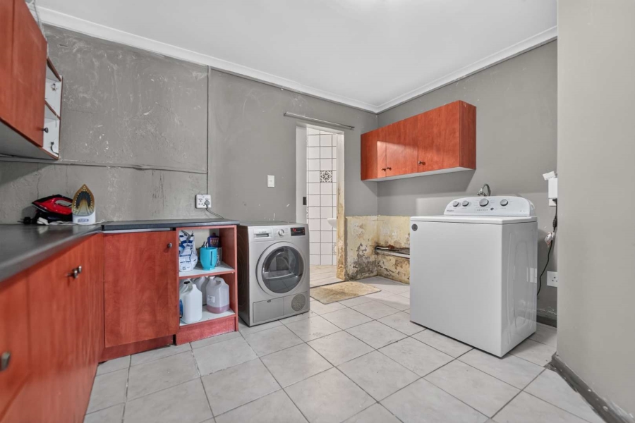 7 Bedroom Property for Sale in Oranjezicht Western Cape